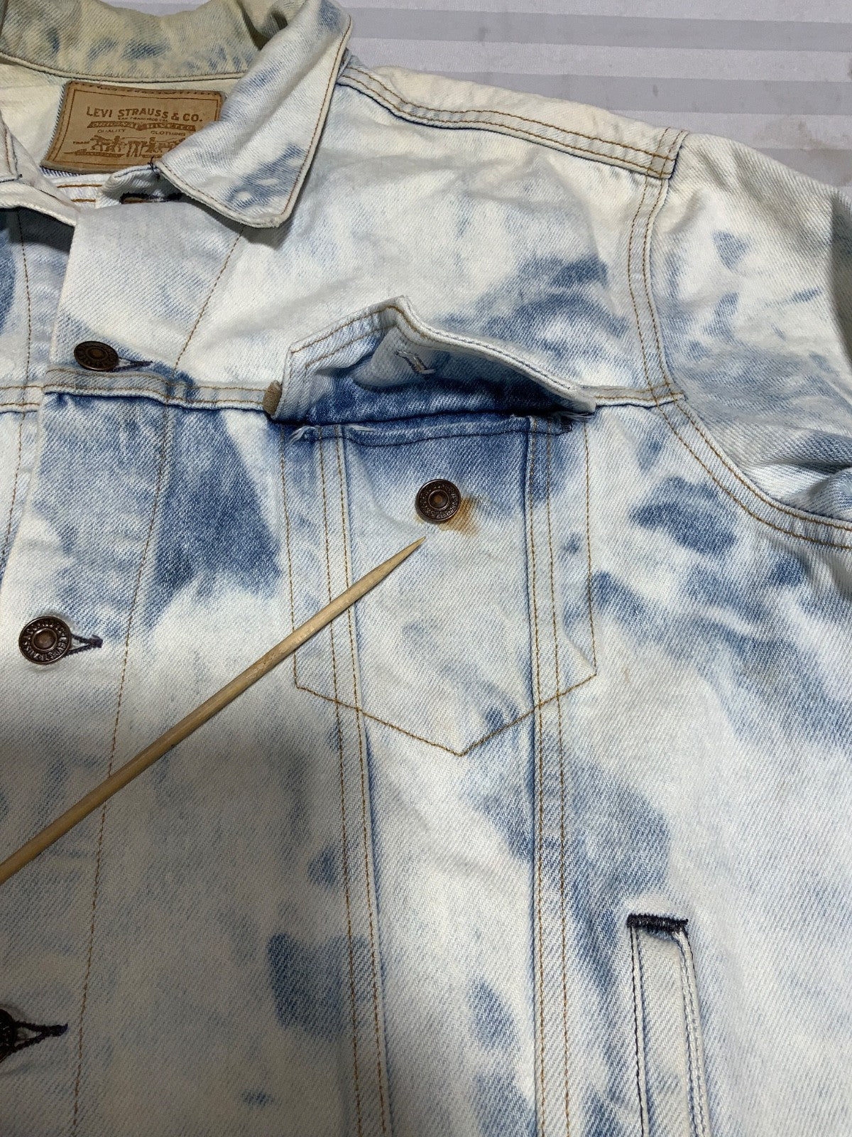 Vintage Levi’s Denim Jean Jacket Large Blue Button Up Us Army Patch 90s