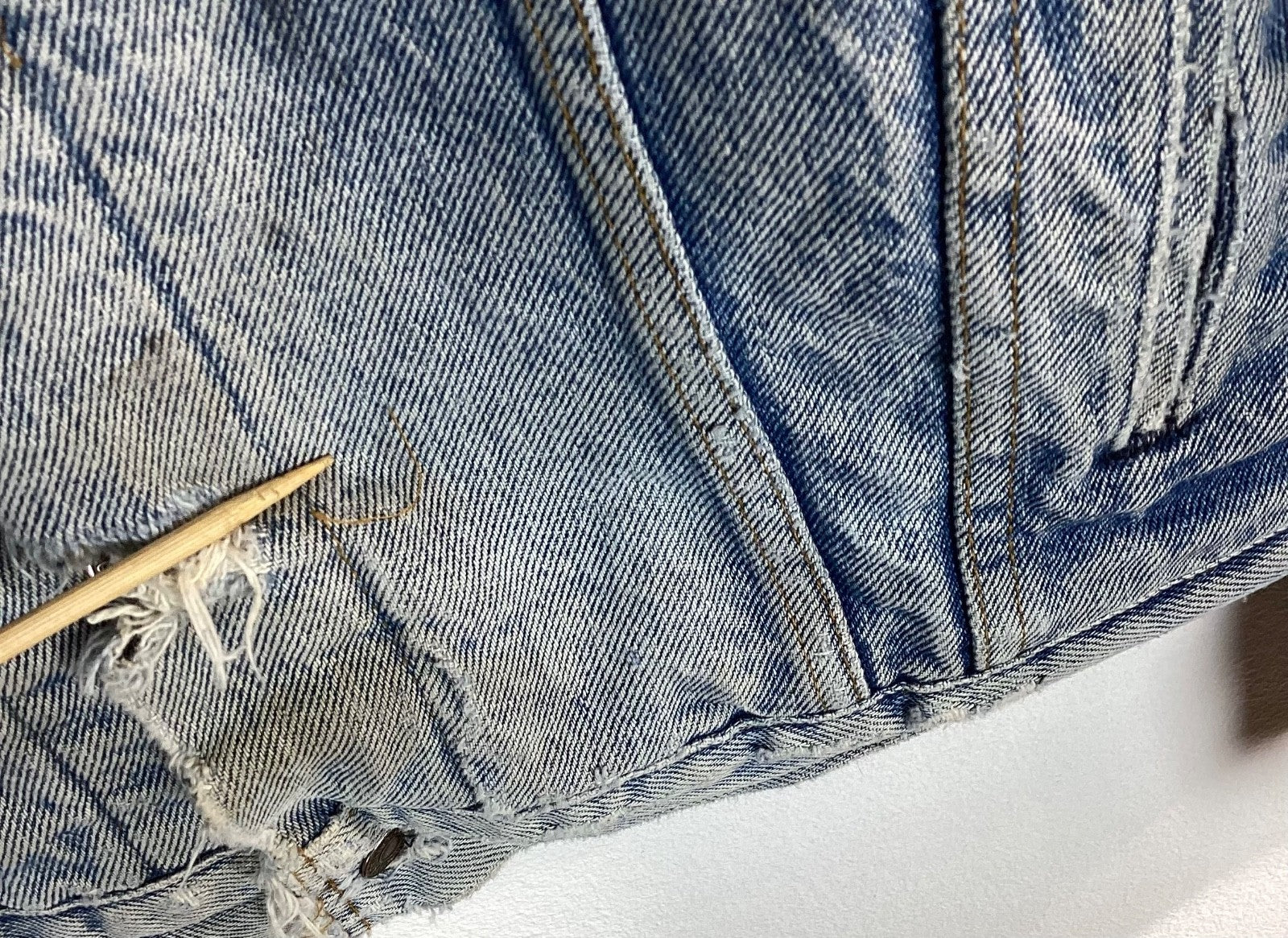 Vintage 1980s Levi’s Denim Jean Jacket Size 46 Blue Blanket Lined Usa Distressed