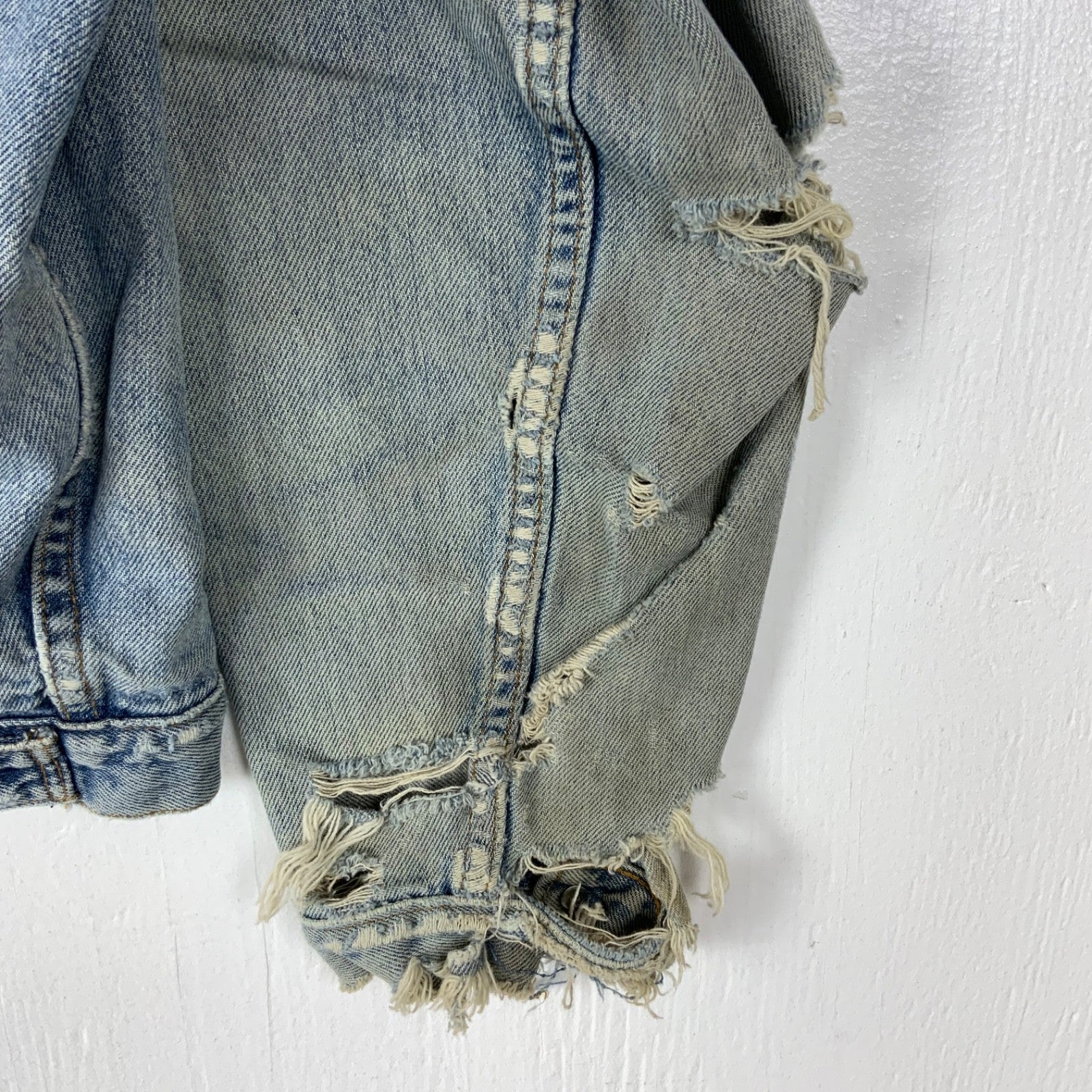 Vintage Levi’s Denim Jean Jacket XL Blue Light Wash Distressed 90s
