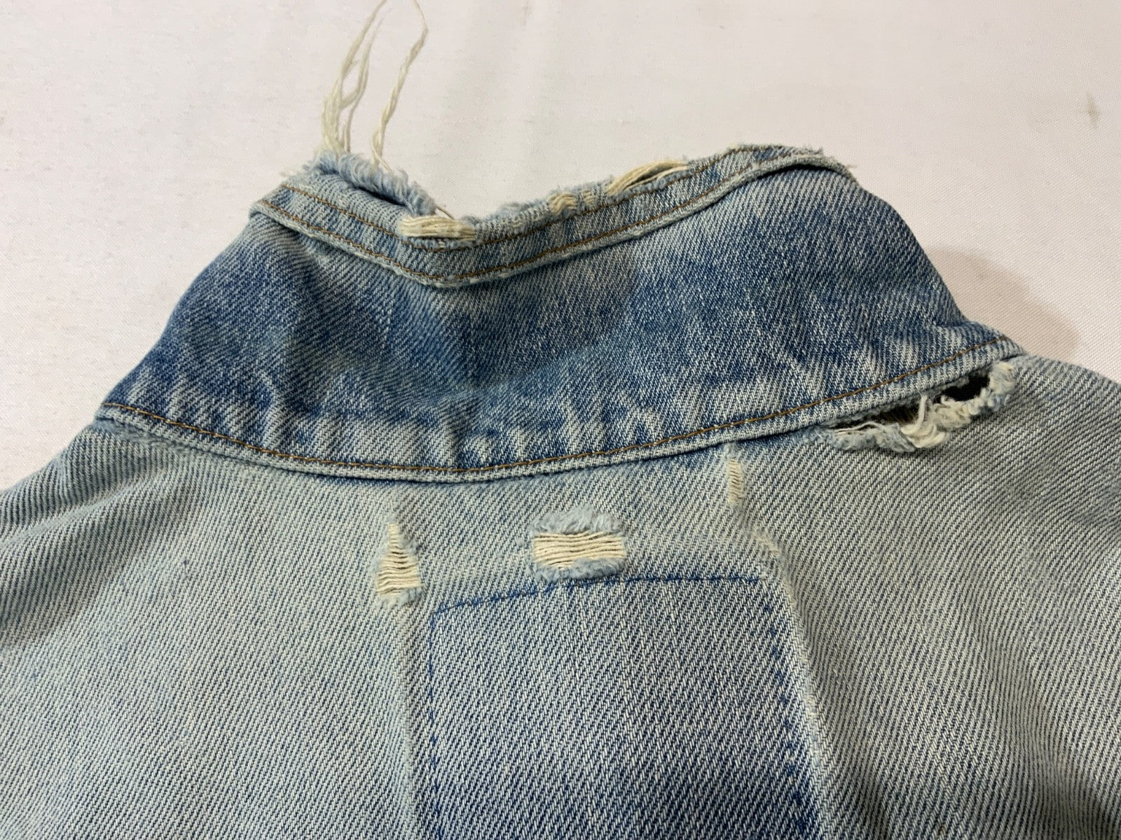 Vintage Levi’s Denim Jean Jacket XL Blue Light Wash Distressed 90s