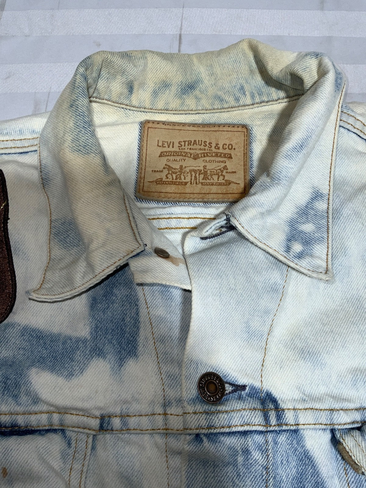 Vintage Levi’s Denim Jean Jacket Large Blue Button Up Us Army Patch 90s