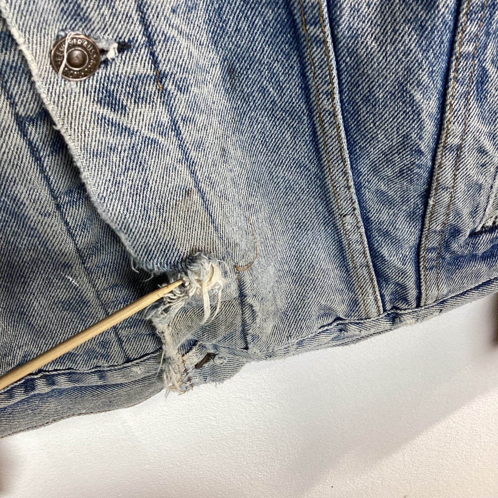 Vintage 1980s Levi’s Denim Jean Jacket Size 46 Blue Blanket Lined Usa Distressed