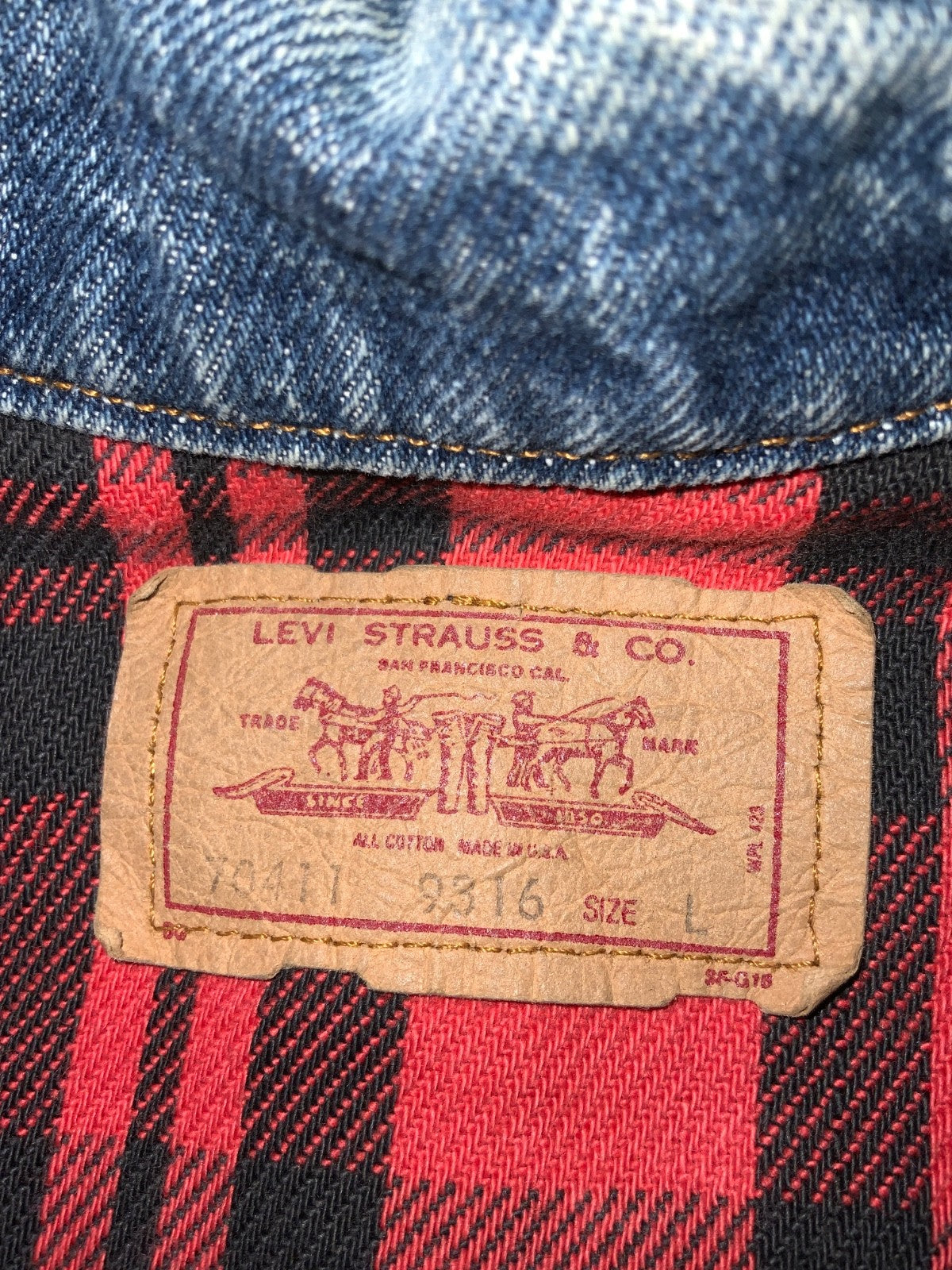 Vintage Levi’s Denim Jean Jacket Large Dark Wash Blue Plaid Lined Made Usa 90s