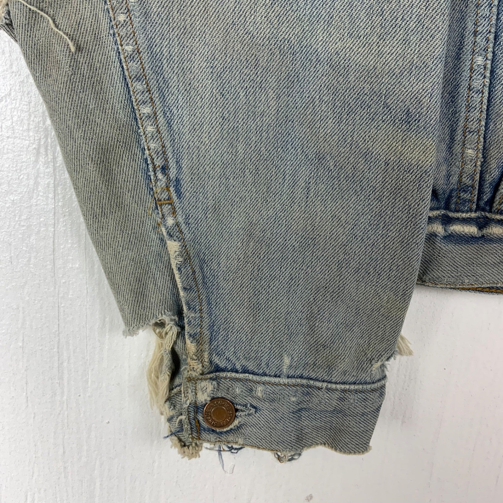 Vintage Levi’s Denim Jean Jacket XL Blue Light Wash Distressed 90s