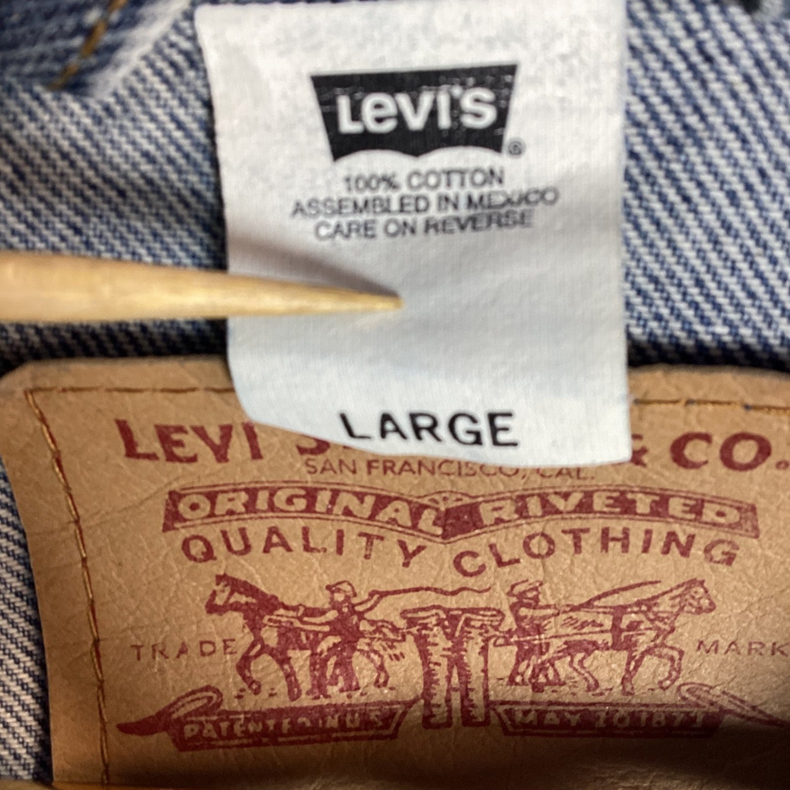 Vintage Levi’s Denim Jean Jacket Size Large Blue Button Up