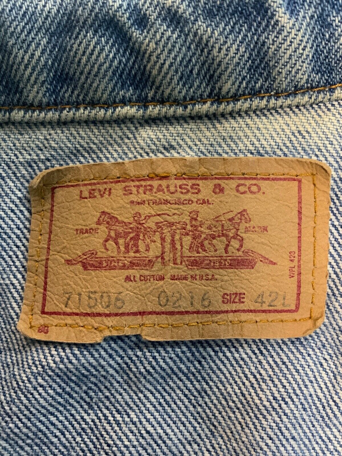 Vintage Levi’s Denim Jean Jacket Size 42L Blue Medium Wash Made Usa 70506