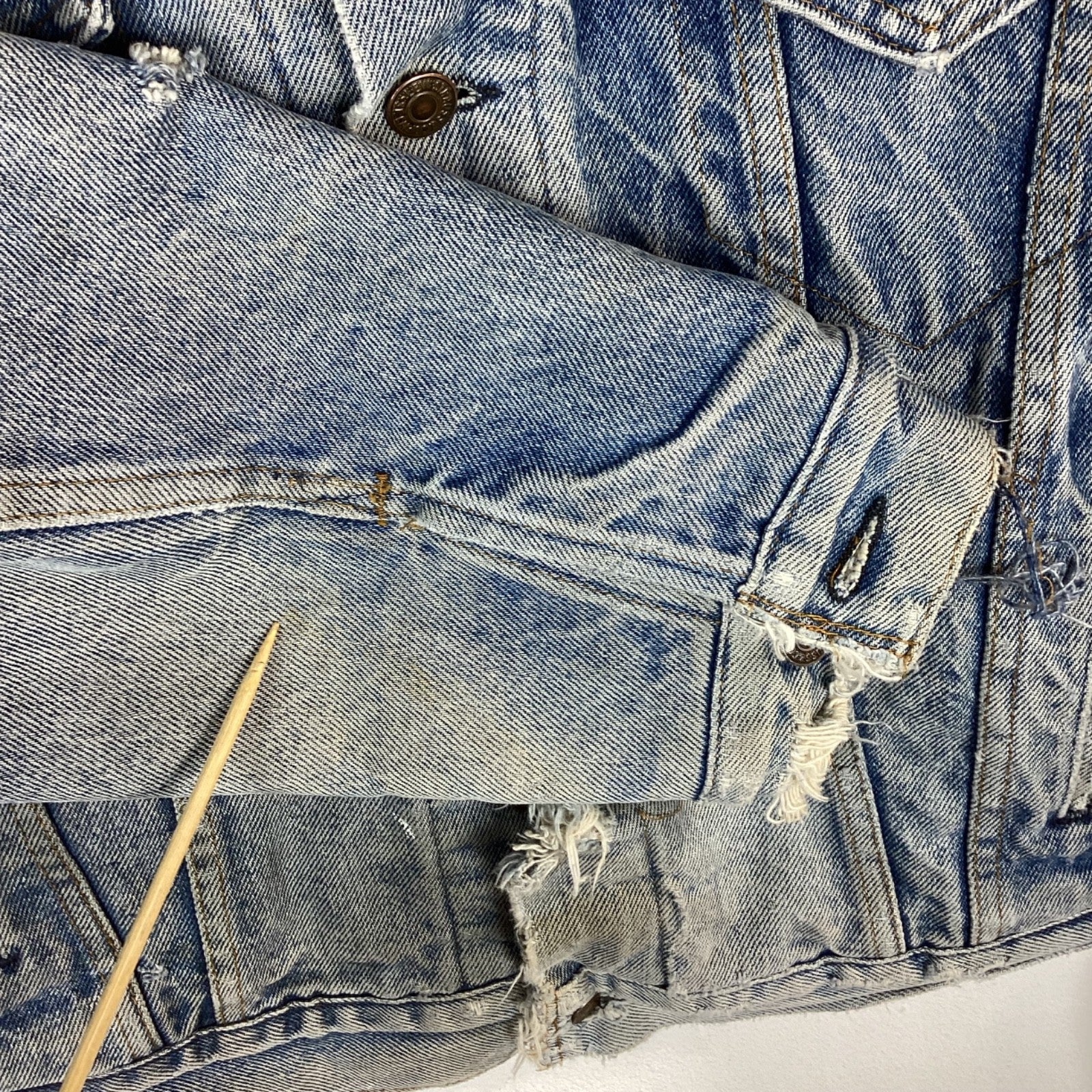 Vintage 1980s Levi’s Denim Jean Jacket Size 46 Blue Blanket Lined Usa Distressed