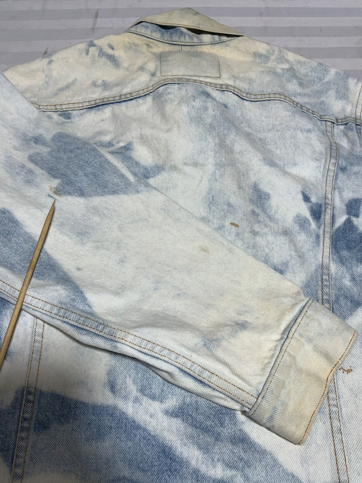 Vintage Levi’s Denim Jean Jacket Large Blue Button Up Us Army Patch 90s