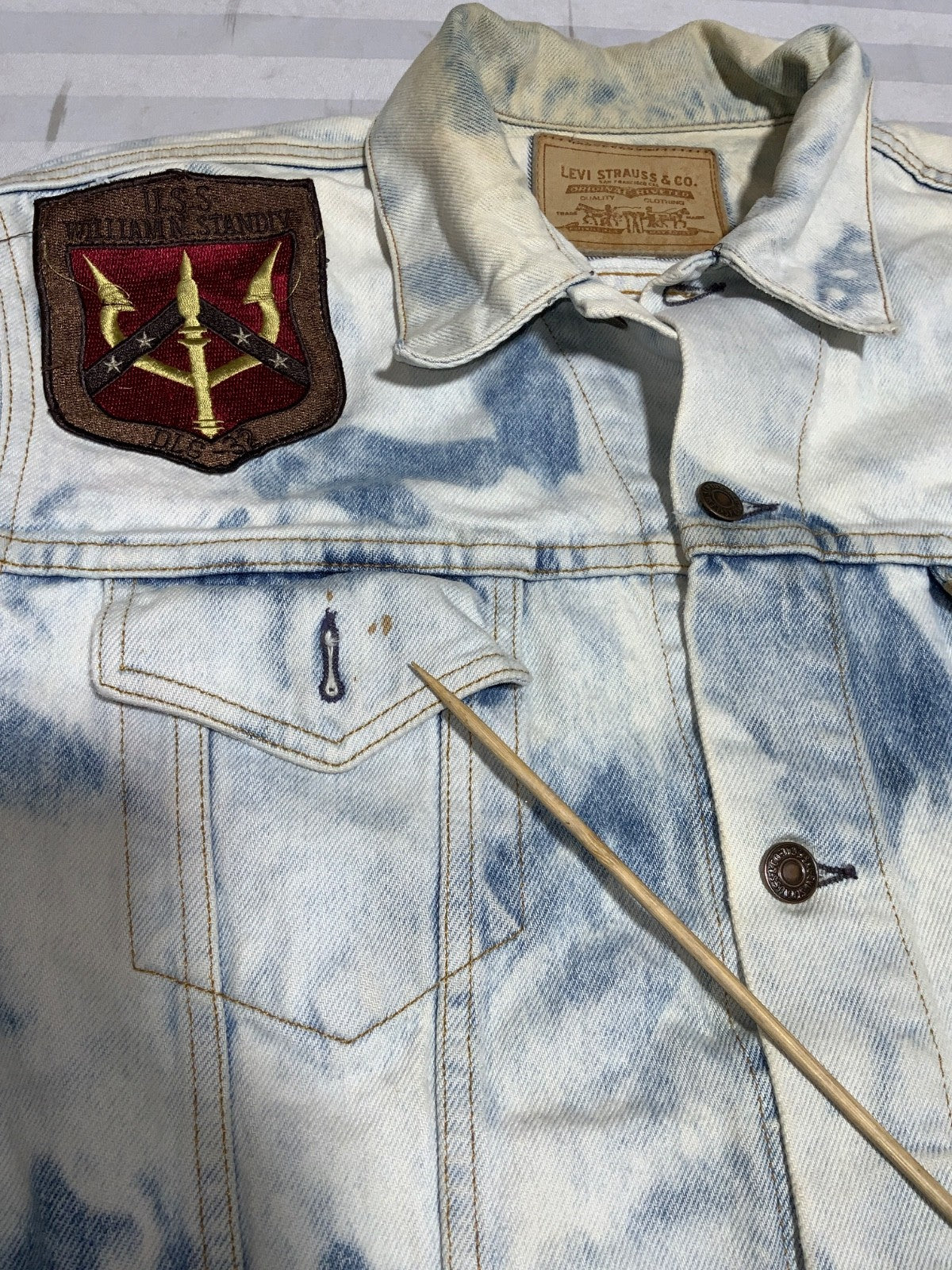 Vintage Levi’s Denim Jean Jacket Large Blue Button Up Us Army Patch 90s