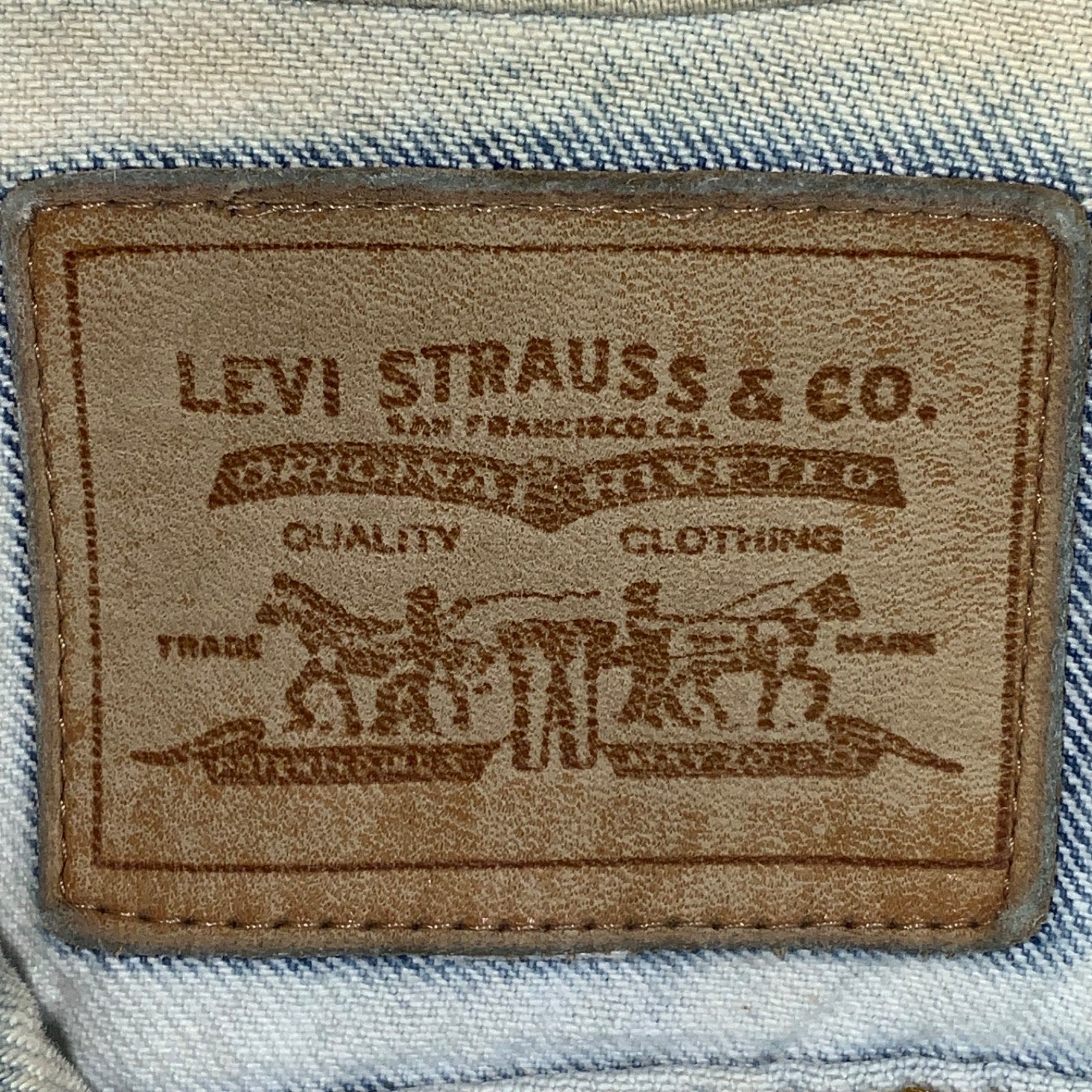 Vintage Levi’s Denim Jean Jacket Large Blue Button Up Us Army Patch 90s